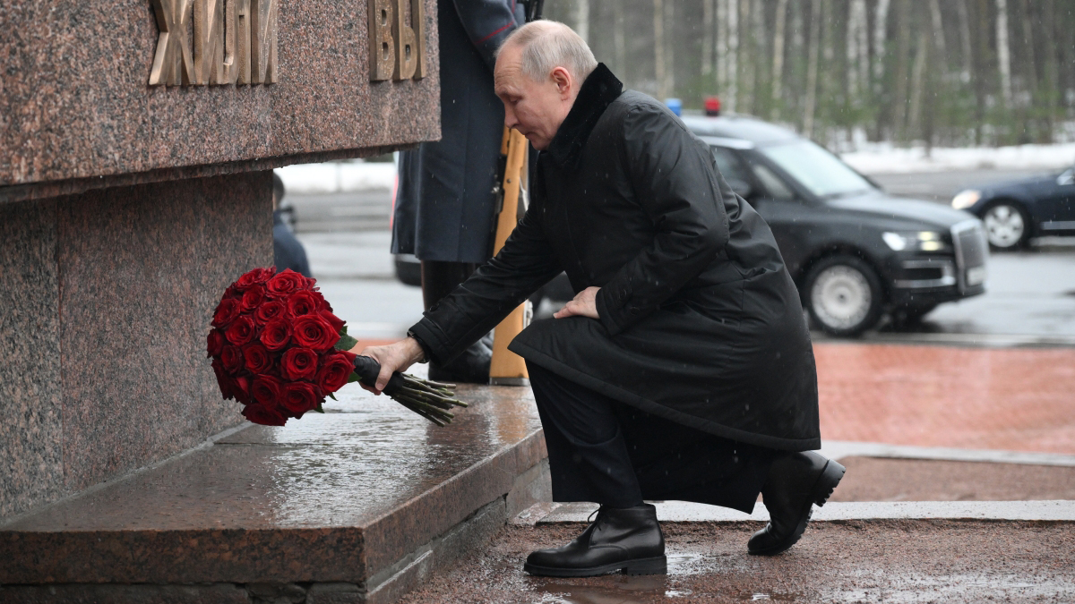 Путин возложил венок к монументу «Мать-Родина»