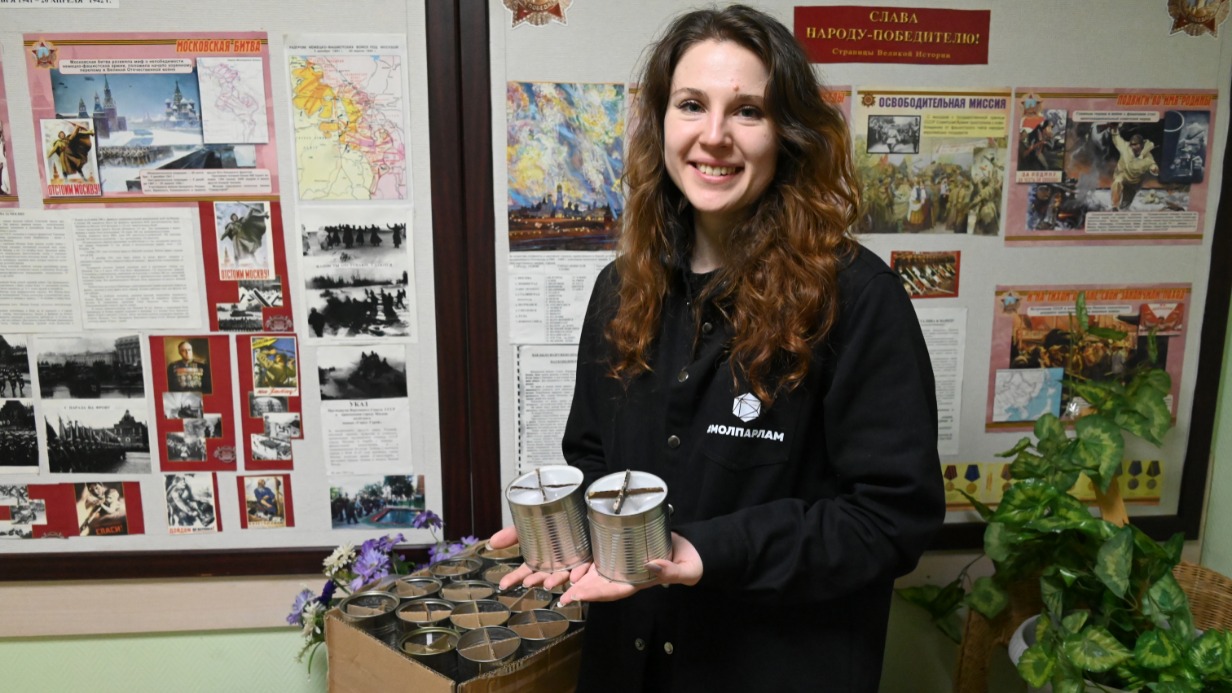 Председатель Молодежной палаты района Косино-Ухтомский Виктория Анисимова показывает окопные свечи, сделанные волонтерами