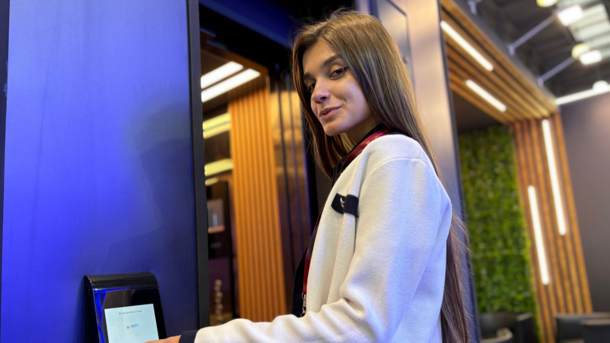 Дизайнер Ксения Каюмова показывает, как работают современные лифты. Управлять кабинами можно не только с помощью обычных кнопок, но и интерактивных панелей