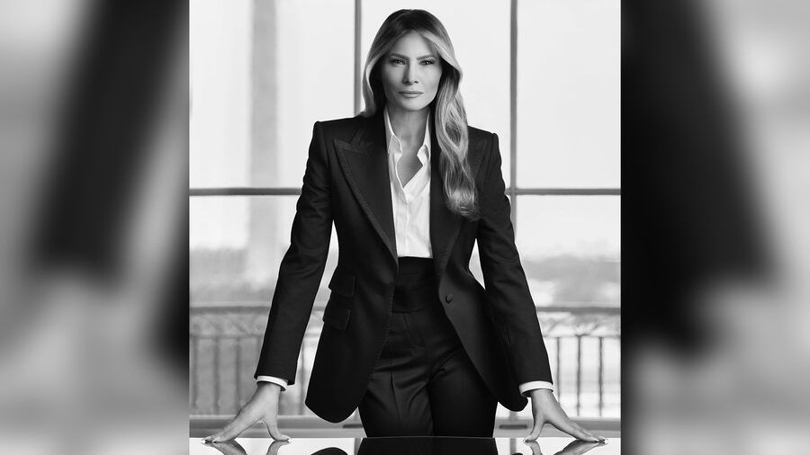 Снялась в полурасстегнутой рубашке: портрет Мелании Трамп восхитил фанатов