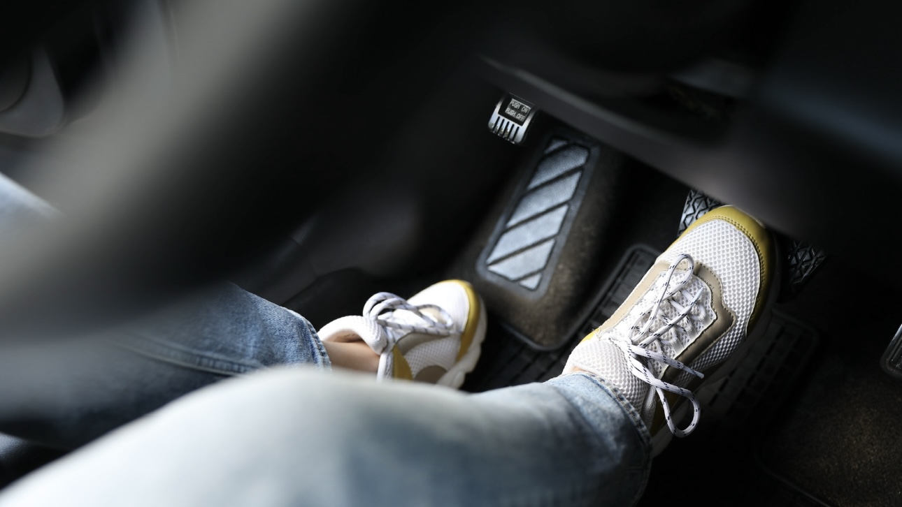 Москвичка перепутала педали на машине и влетела в стоянку бизнес-парка