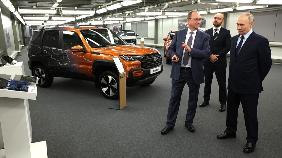 «Все предрекали кончину»: Путину показали новую Lada Iskra на заводе «АвтоВАЗа»