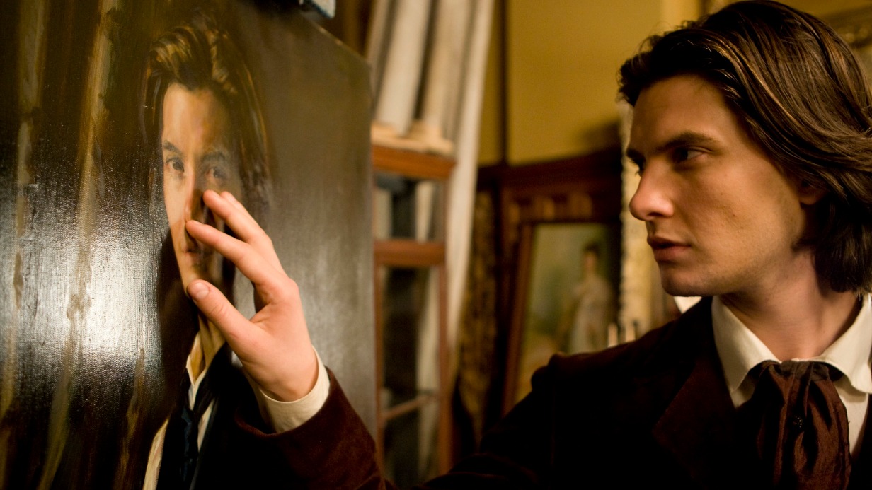 Кадр из фильма «Дориан Грей» (2009), главную роль в котором исполнил Бен Барнс. Лента стала экранизацией классического романа Оскара Уайльда о внешней красоте и душевном уродстве, об искушениях, пороках и неизбежной расплате