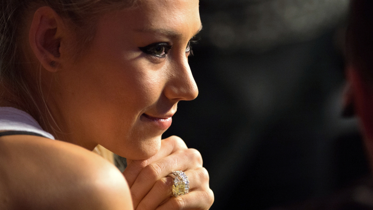 Экс-теннисистка Курникова появилась в инвалидном кресле на шопинге