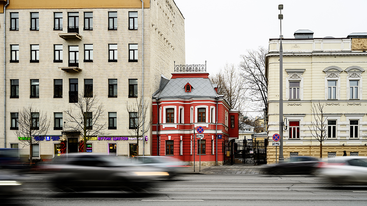 Движение транспорта постепенно восстанавливают на перекрытых улицах Москвы