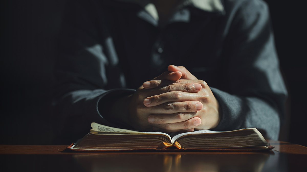 Водителя автобуса, совершившего намаз на проезжей части во Владивостоке, уволили