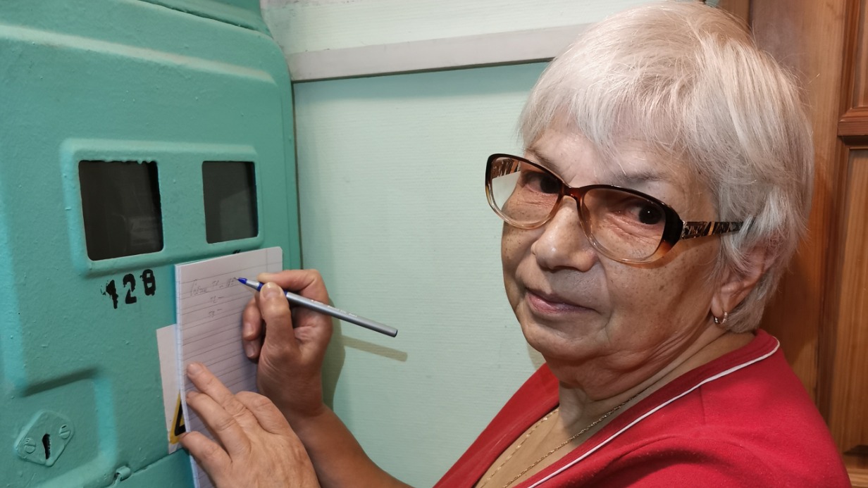 Пенсионерка Мария Иваницкая снимает показания электросчетчиков