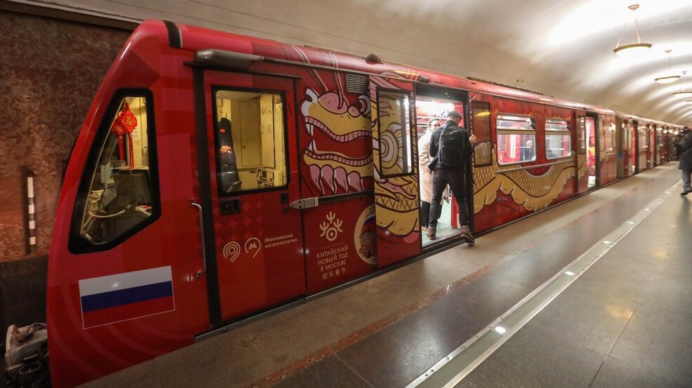 Тематический поезд в стиле китайского Нового года запустили в метро Москвы