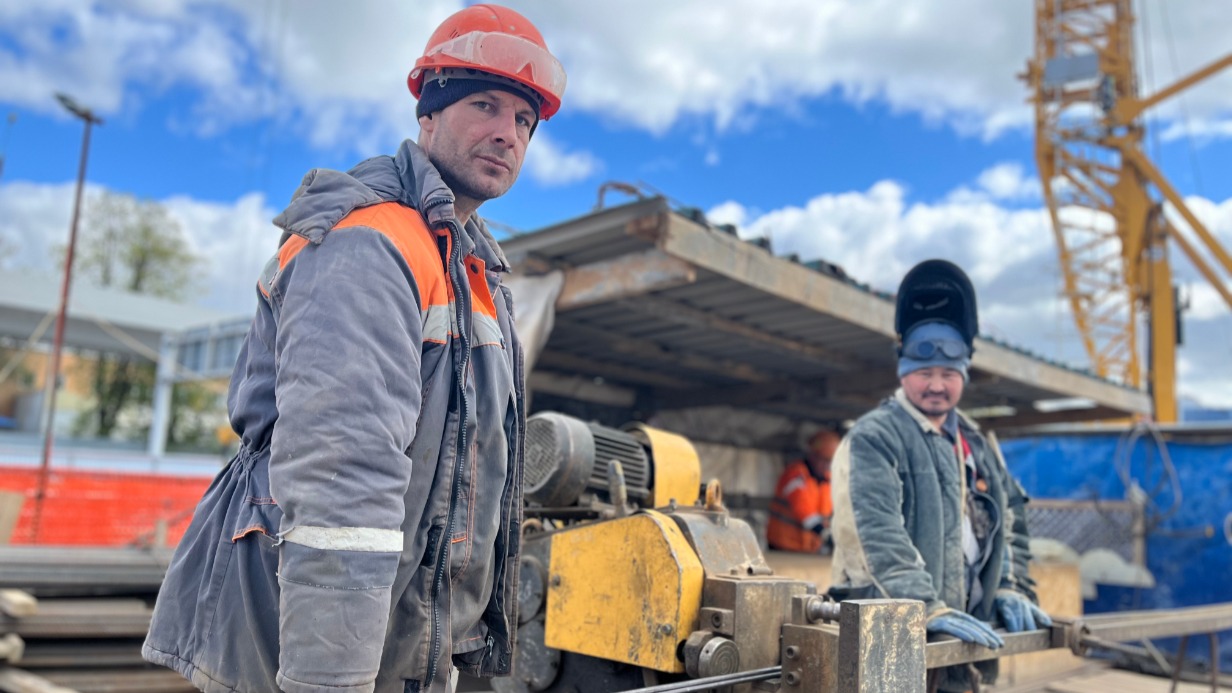 Строительство станции метро «Аэропорт Внуково». Работы здесь вели круглосуточно. В них принимали участие в том числе арматурщик Федор Муравьев и сварщик Султан Байбуиснов. Сегодня станция принимает пассажиров, став первой, которую возвели в России у аэропорта