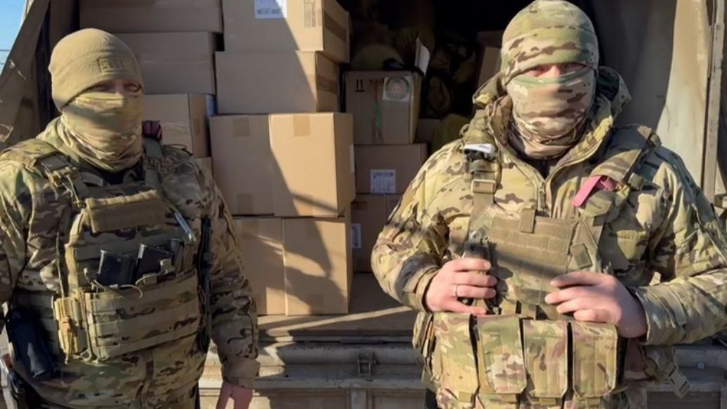 Военнослужащие 88-й разведывательно-штурмовой бригады «Эспаньола» в Запорожской области принимают гуманитарный груз, переданный директором Благотворительного фонда «Руспомощь» Василием Александровым