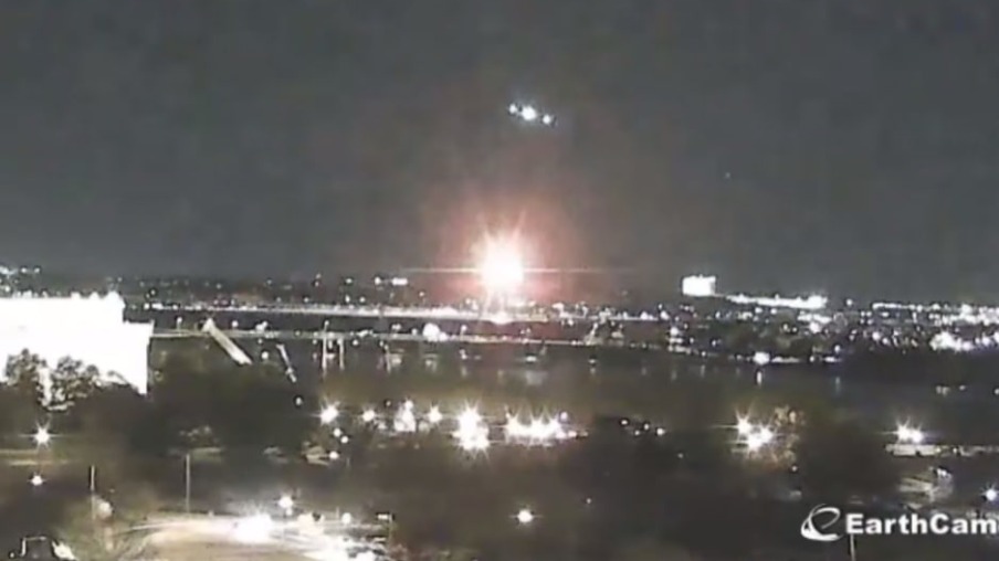 Видео столкновения вертолета и самолета в Вашингтоне