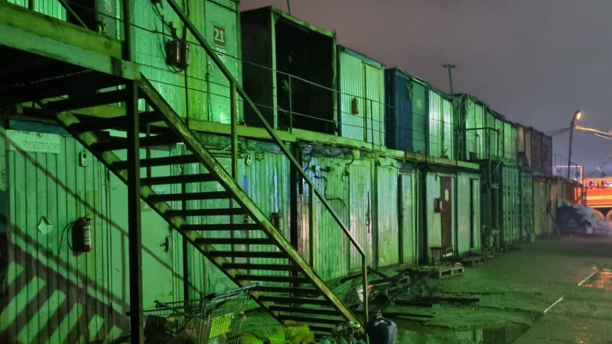 Два человека погибли при пожаре в бытовке на строительной площадке в Новой Москве