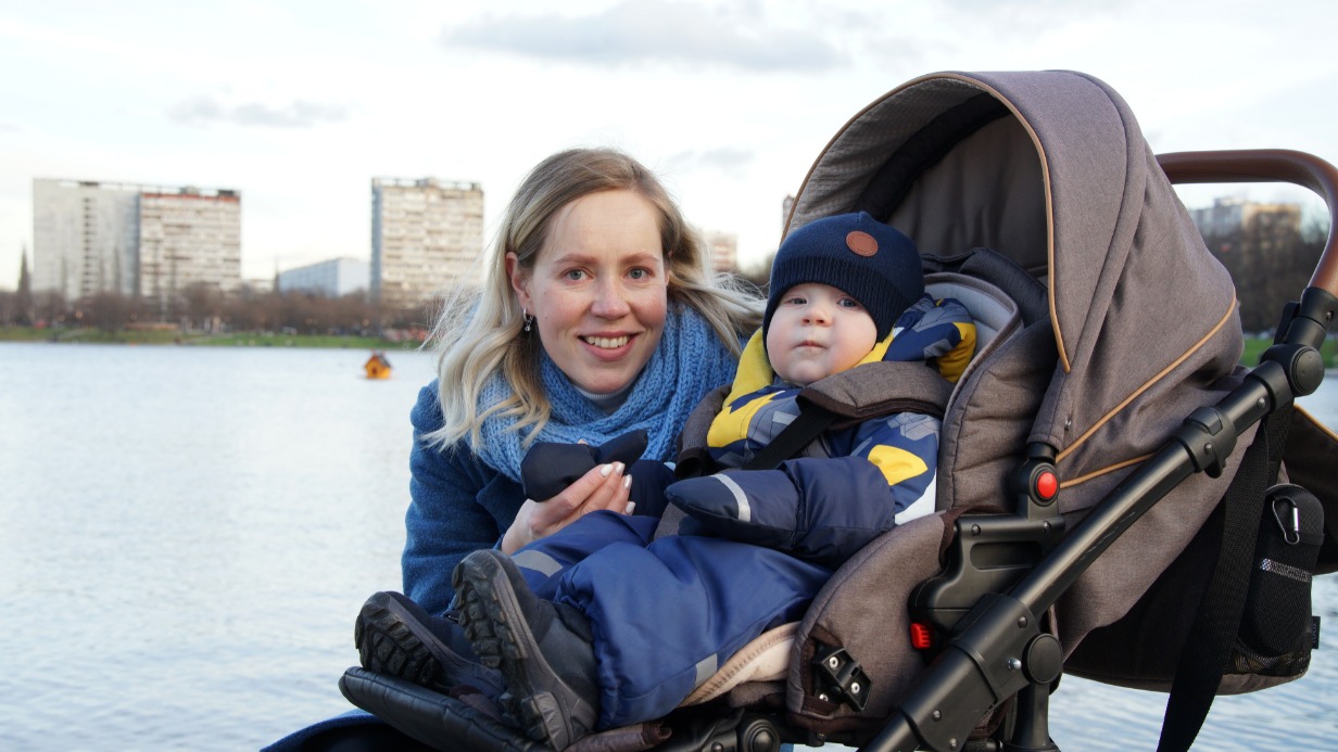 Ольга Астапчик и ее сын Дмитрий посещают Гольяновский пруд после реконструкции