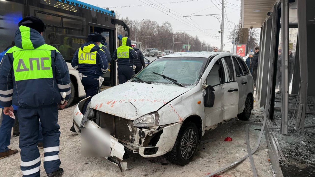 «Лада» влетела на скорости в остановку и сбила 11-летнего мальчика в Уфе