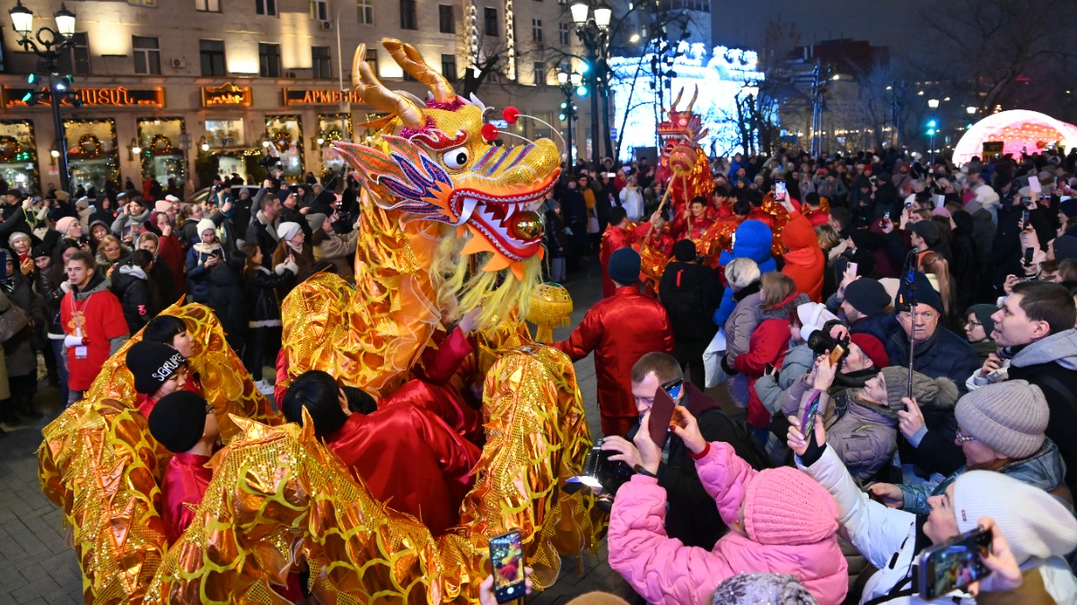 Традиции Поднебесной на московских улицах: «Танец дракона» и шоу Змеи