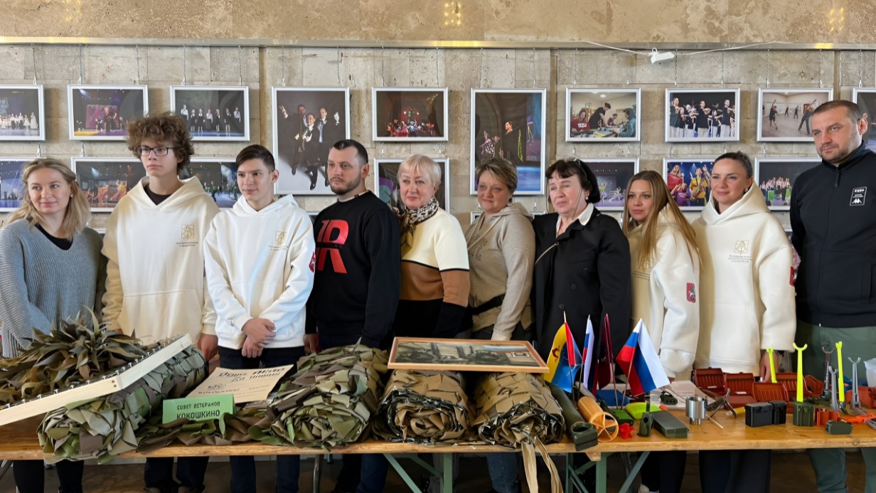 Волонтеры из Кокошкина представляют свои изделия на окружном форуме, направленном на поддержку военнослужащих в зоне СВО, «Мы вместе! Своих не бросаем!» во Дворце культуры «Московский»