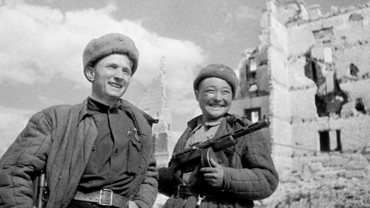 Бойцы 20-й истребительной бригады: помощник командира 1-го взвода отдельной роты автоматчиков старший сержант Сергей Потанин и ефрейтор Тойчи Турдымаметов в освобожденном Сталинграде