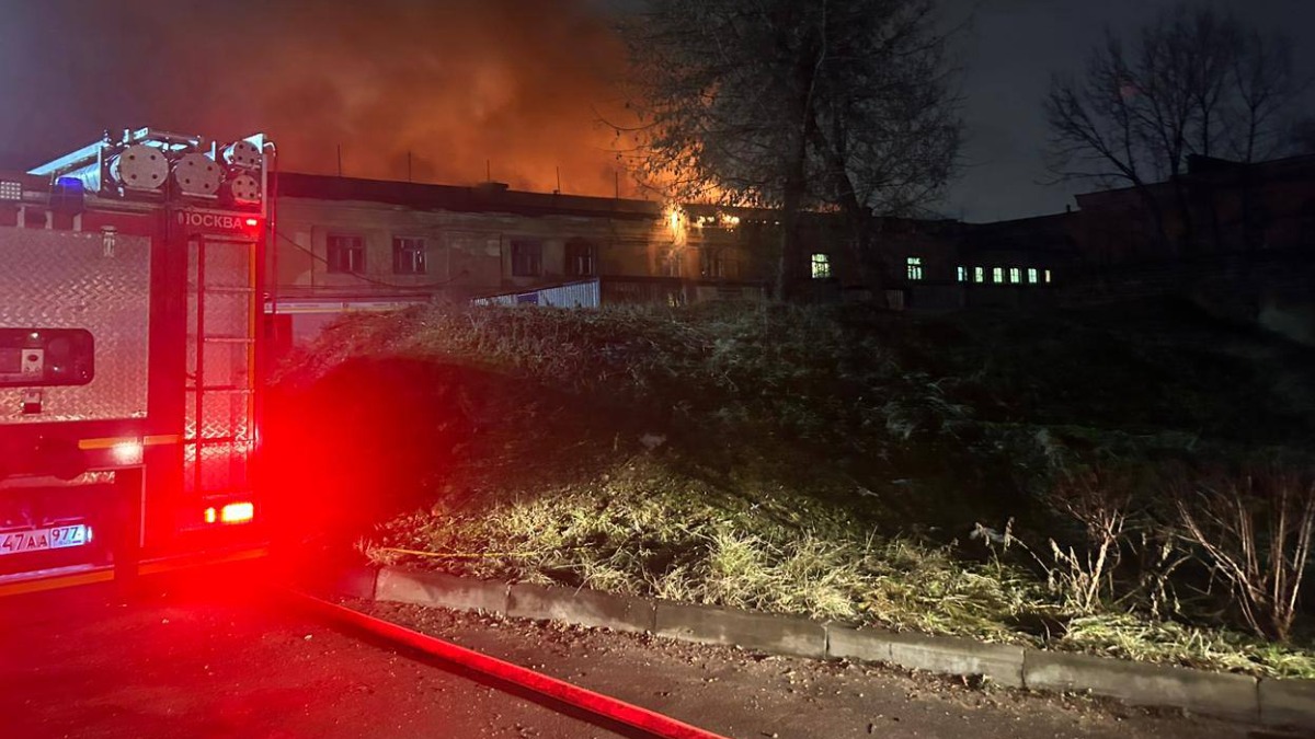 Пожарные ликвидировали открытое горение в хостеле на северо-западе Москвы