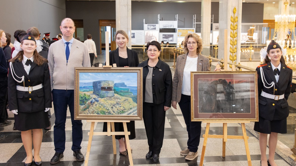 Картины известных художников передали в Музей Победы
