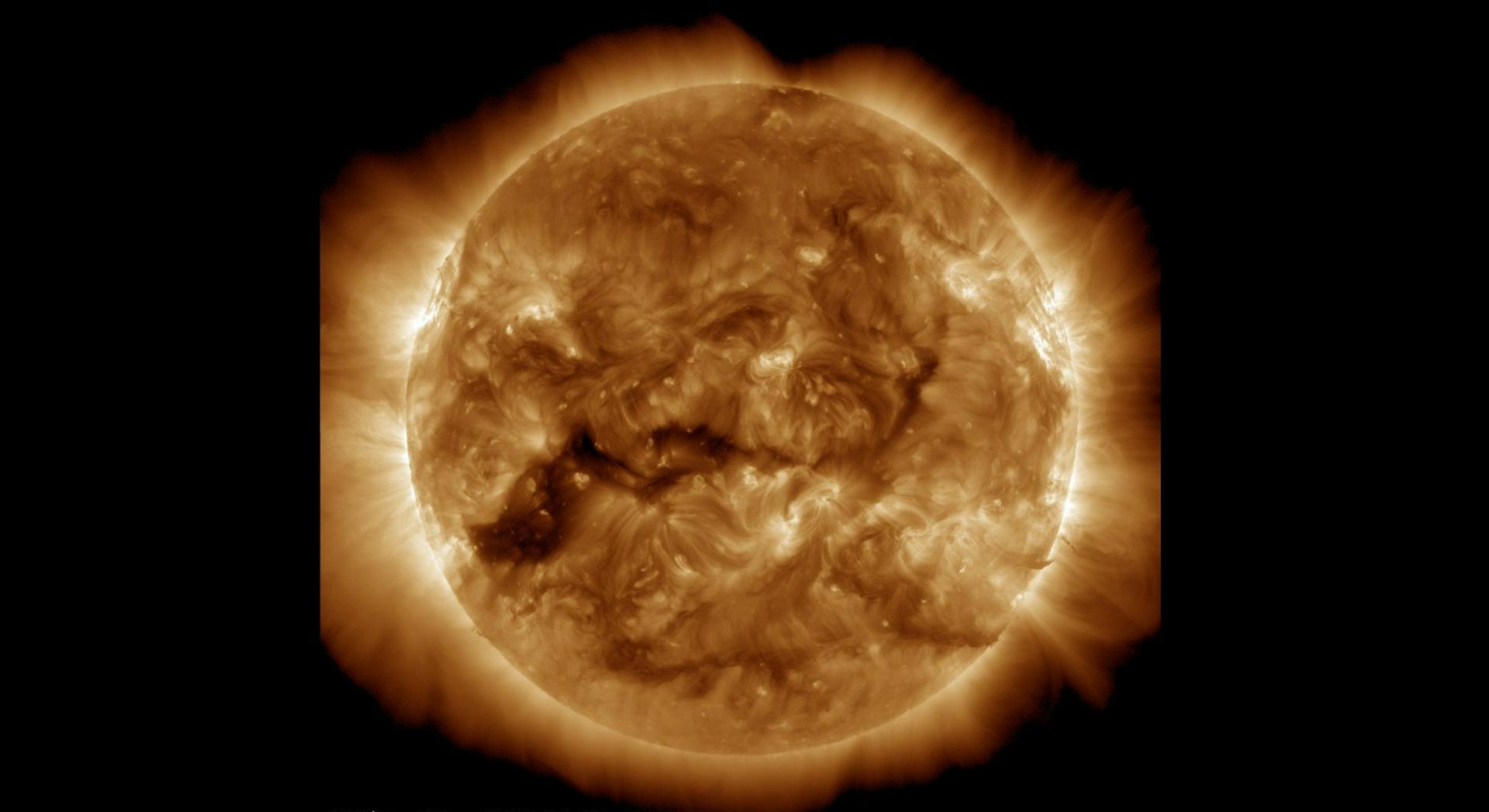 Эксперт объяснил, какие последствия будут на Земле из-за корональной дыры на Солнце