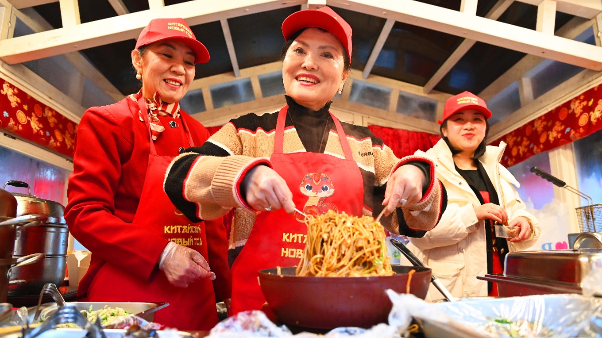 Утиные чипсы, гонконгские вафли и жареное молоко: главные гастрохиты Китайского Нового года в столице