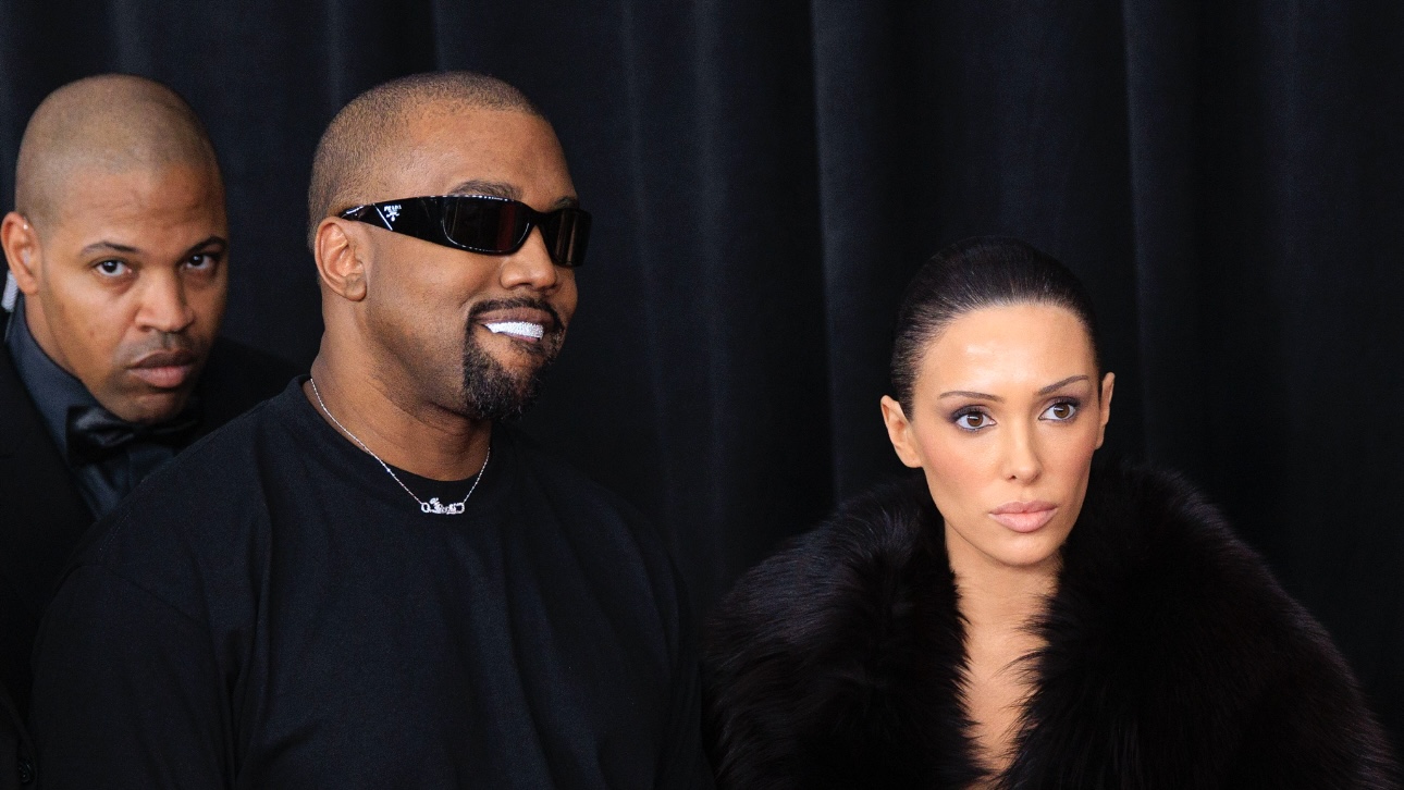 «Сбрось шубу»: Канье Уэст заставил жену раздеться на ковровой дорожке