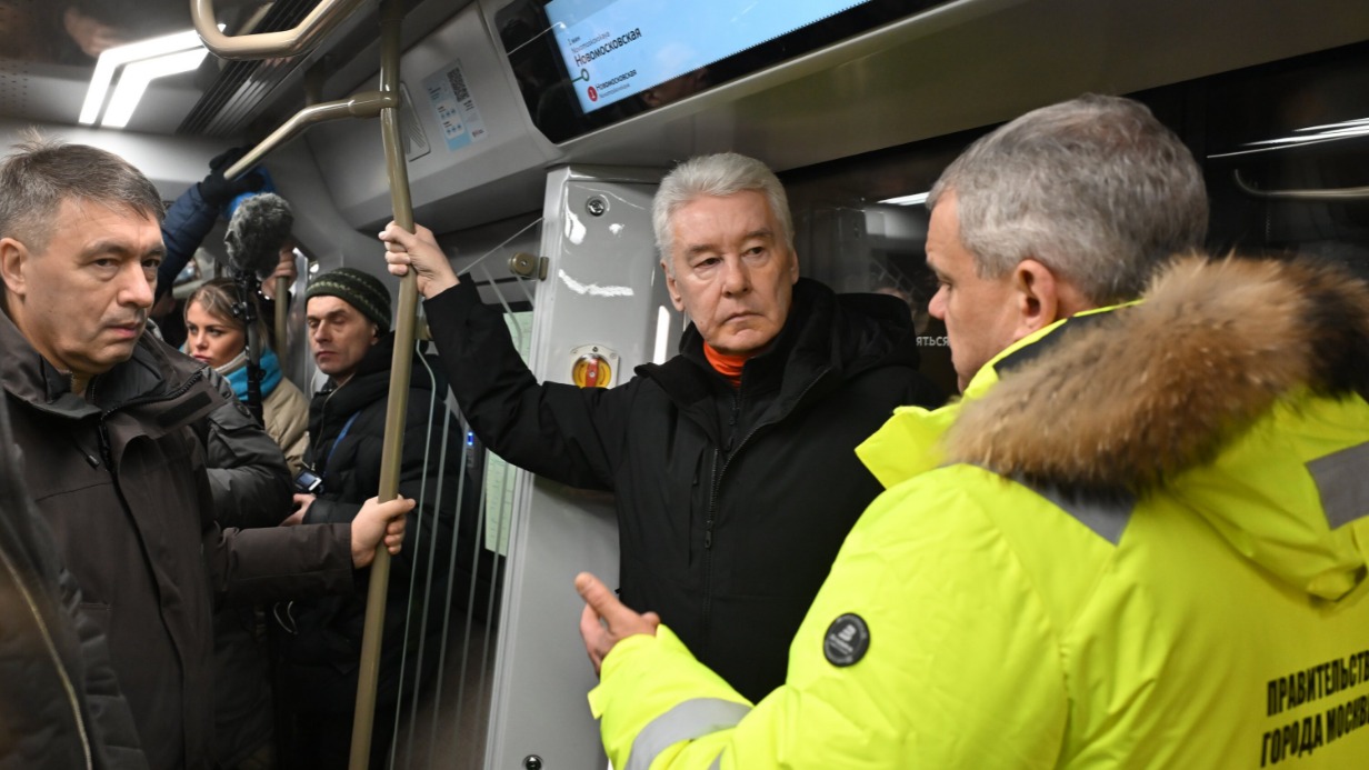 Мэр Москвы Сергей Собянин открыл три новые станции Троицкой линии. Пользоваться метро пассажирам помогает приложение «Метро Москвы»