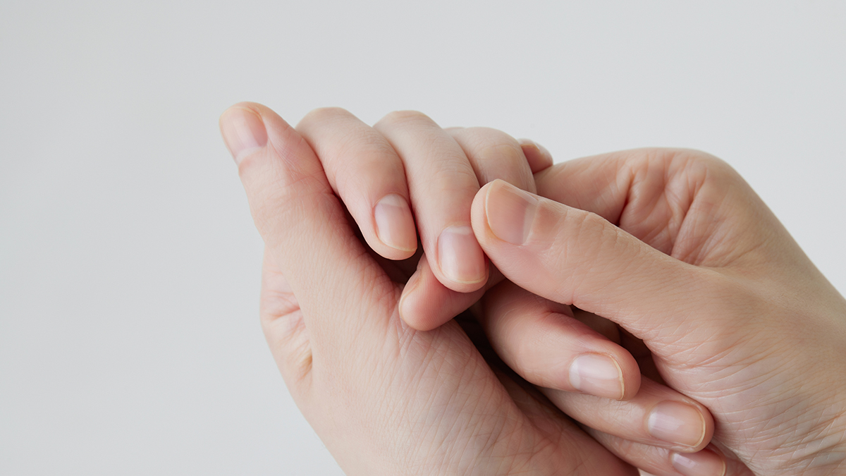 О чем говорят белые полосы на ногтях