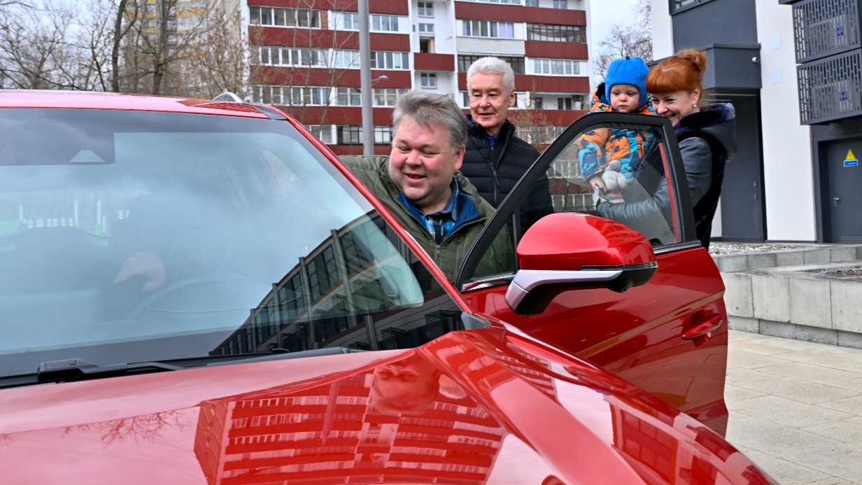 Семья Виталия Сухова получила из рук мэра Москвы Сергея Собянина ключи от новенького «Москвича». Виталий Сухов стал 200-тысячным новоселом по программе реновации столичного жилфонда. Они с женой и сыном живут в Коптеве и готовятся к обустройству квартиры в новостройке