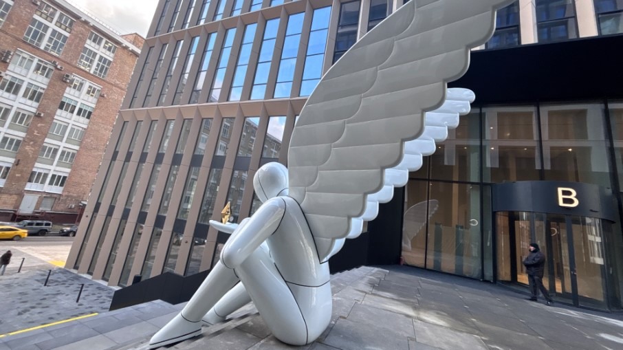 Скульптуру «Ангел в городе» открыли на территории офисного квартала в Савеловском районе