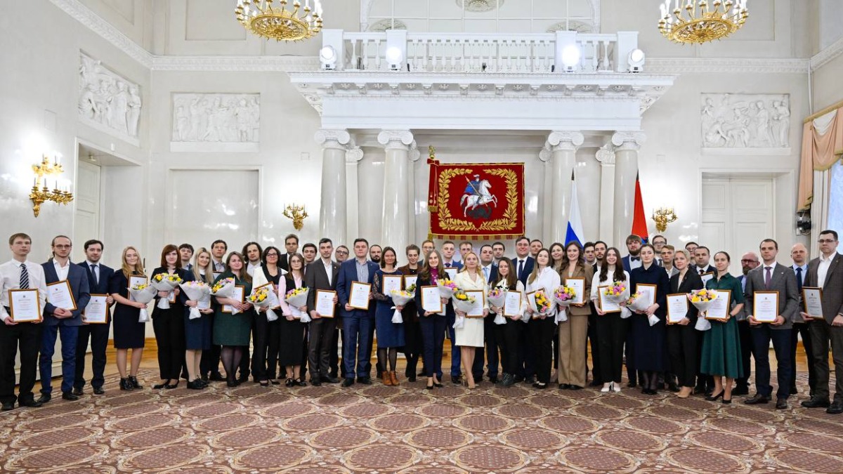 Собянин вручил премии молодым исследователям в преддверии Дня российской науки