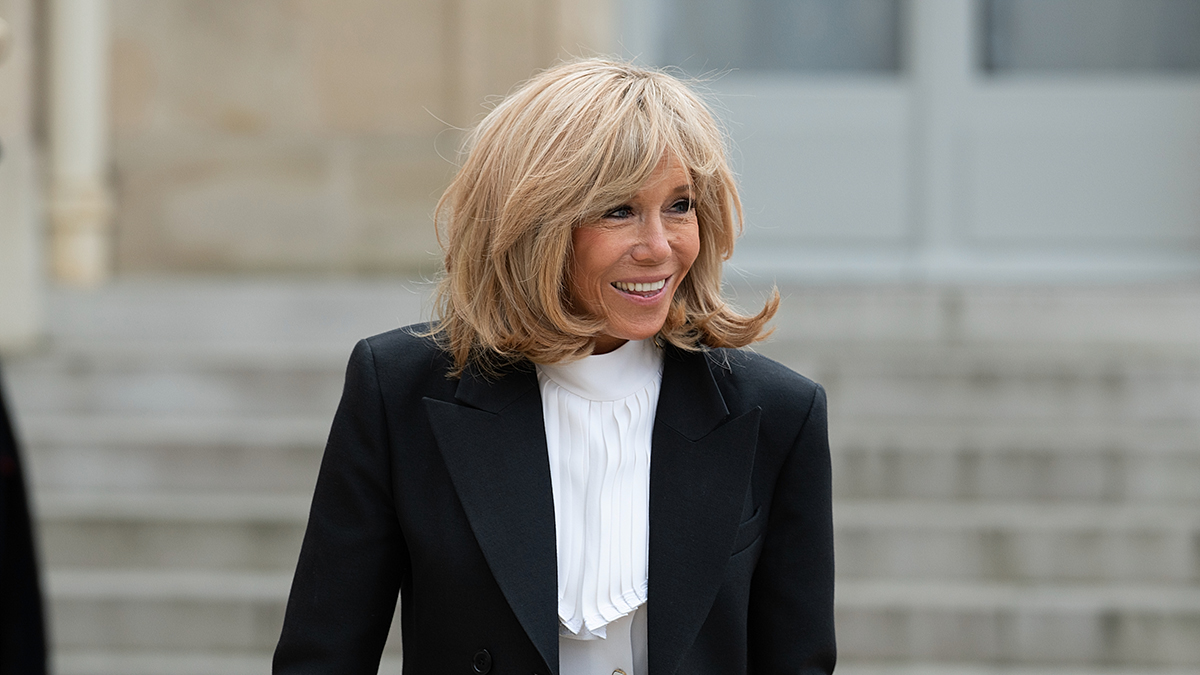 Почему жена Макрона его унижает