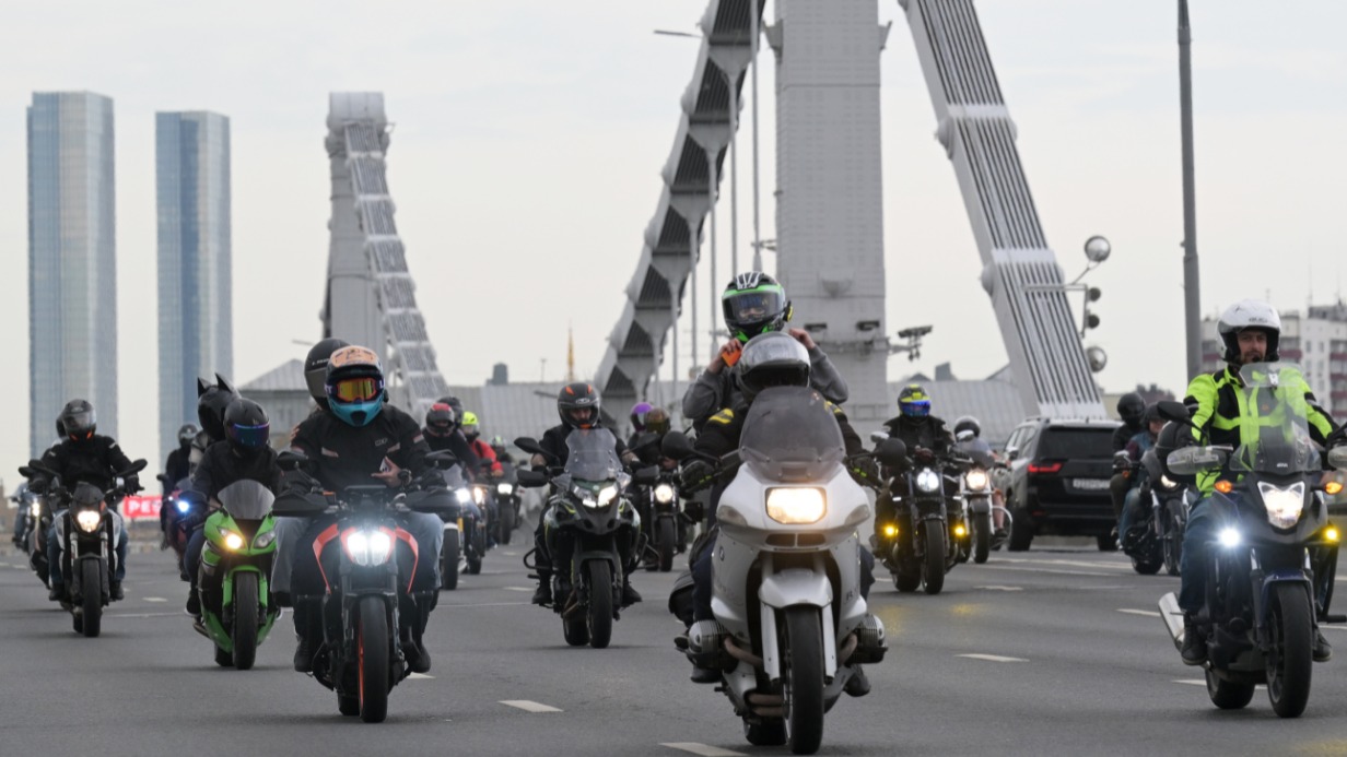 Участники ежегодного Московского мотофестиваля, который столичный Департамент транспорта организует к открытию байкерского сезона