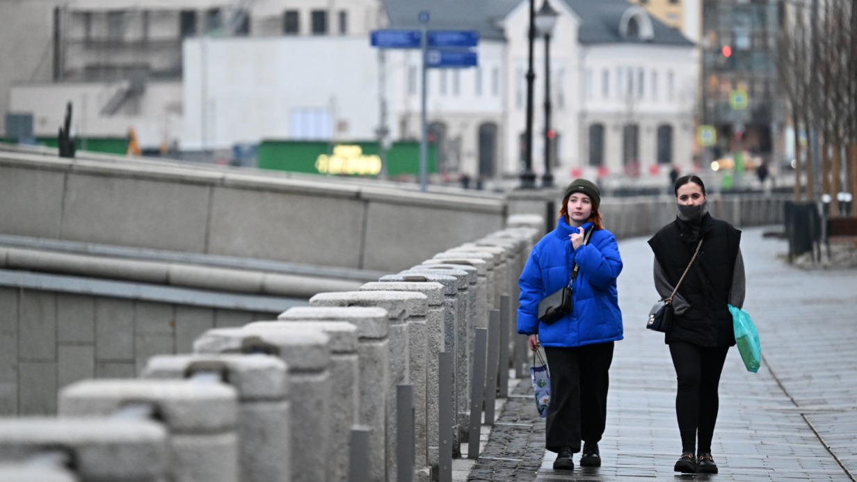 Москвички гуляют по Болотной набережной. В тот день воздух в столице прогрелся до +4,8 градуса, и был побит рекорд по теплу 1914 года