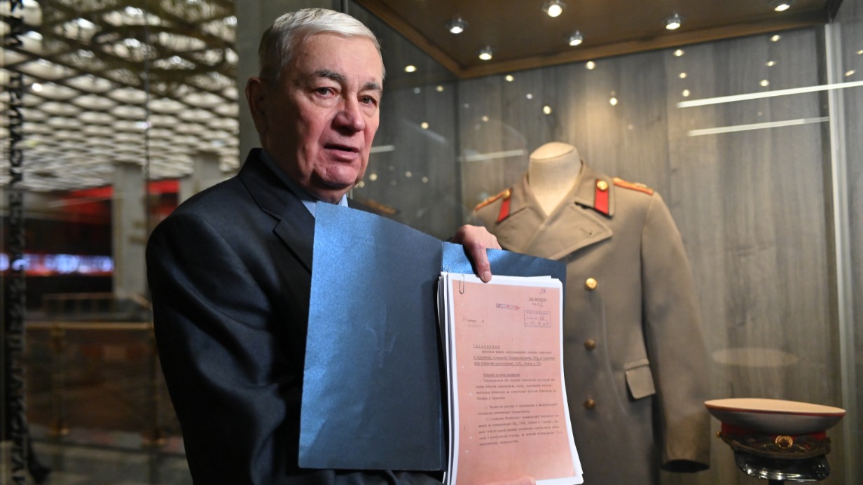 Ветеран военной разведки Вячеслав Кондрашов показывает копии рассекреченных документов, которые ГРУ Генштаба ВС РФ передало в фонд музея. Документы стали экспонатами новой выставки в Музее Победы, посвященной 80-летию Ялтинской конференции