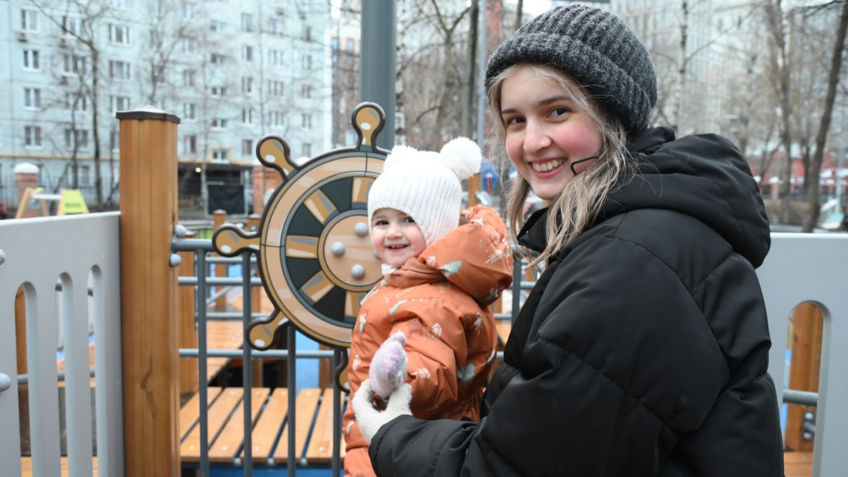 Москвичка Елизавета Смышляева с дочкой Анисией на детской площадке. Городские власти следят за тем, чтобы застройщик благоустраивал прилегающие территории