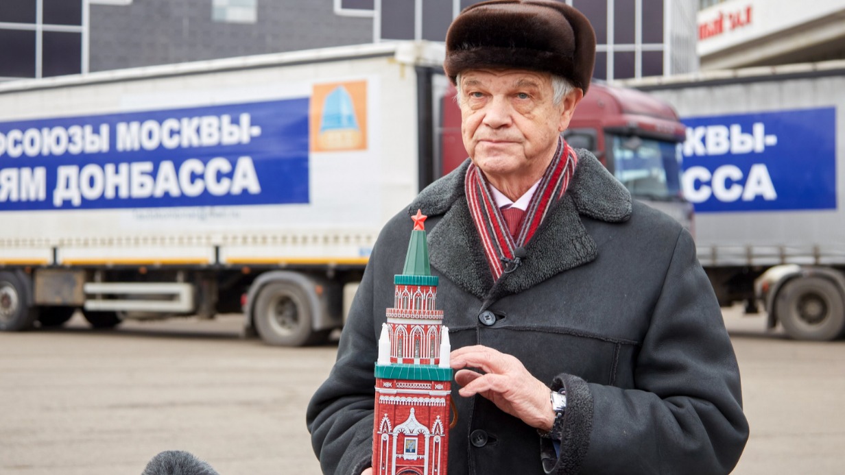 Председатель Московской федерации профсоюзов Юрий Павлов показывает подарок для детей Донбасса