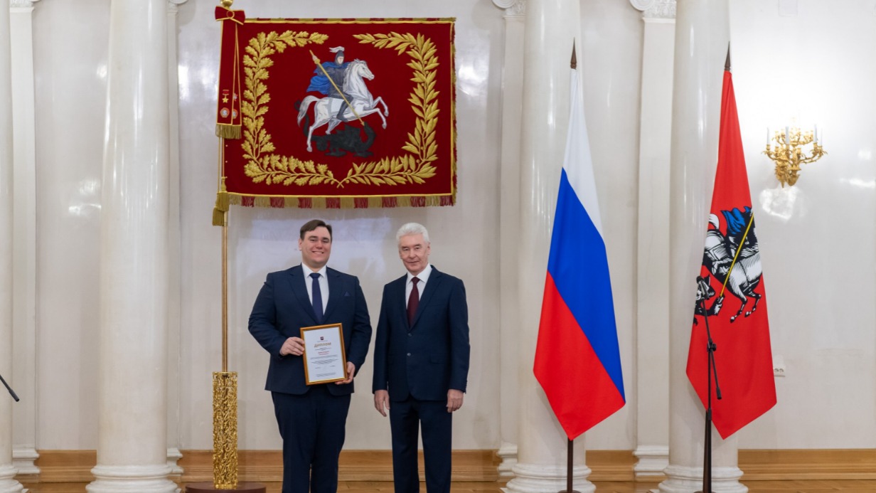 Мэр Москвы Сергей Собянин с одним из лауреатов премии Андреем Брико
