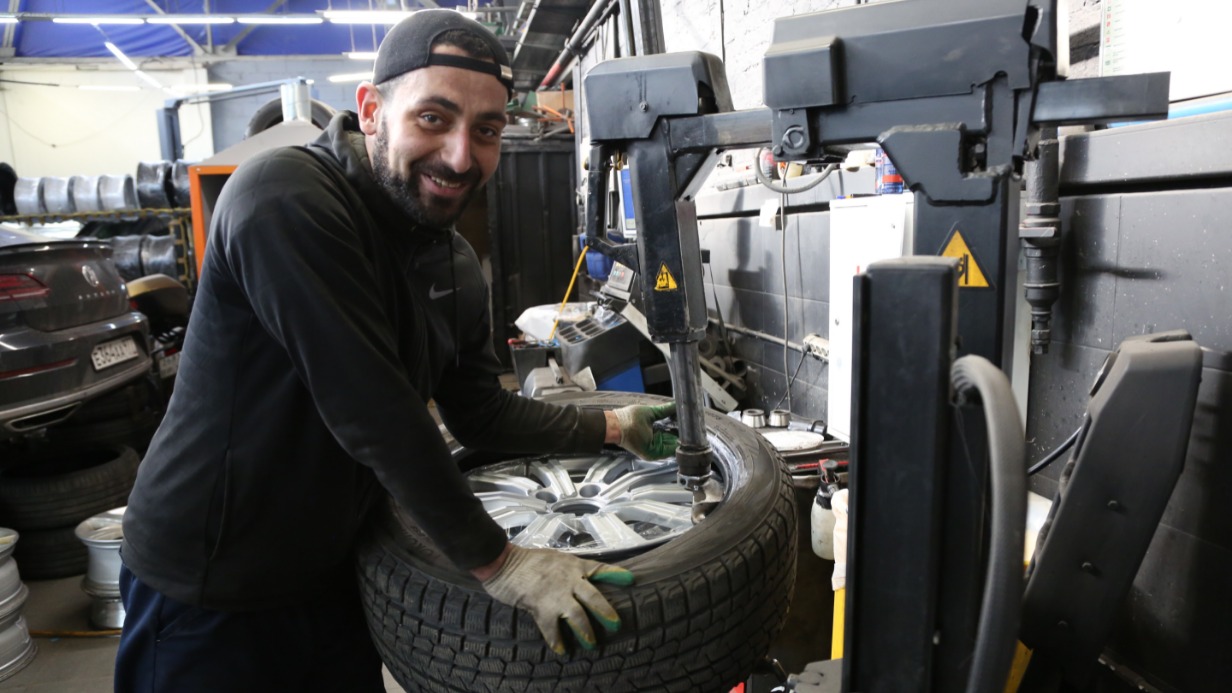 Механик Герасим Григорян за работой в сервисе шиномонтажа возле станции метро «Окружная»