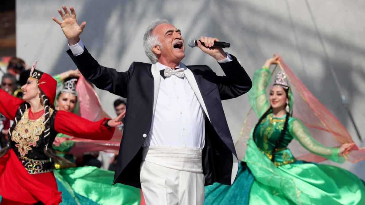 Не каждый дипломат может позволить себе такую вольность, а Бюльбюль оглы спел на концерте в Москве, посвященном празднованию Дня города. Фото 2019 года
