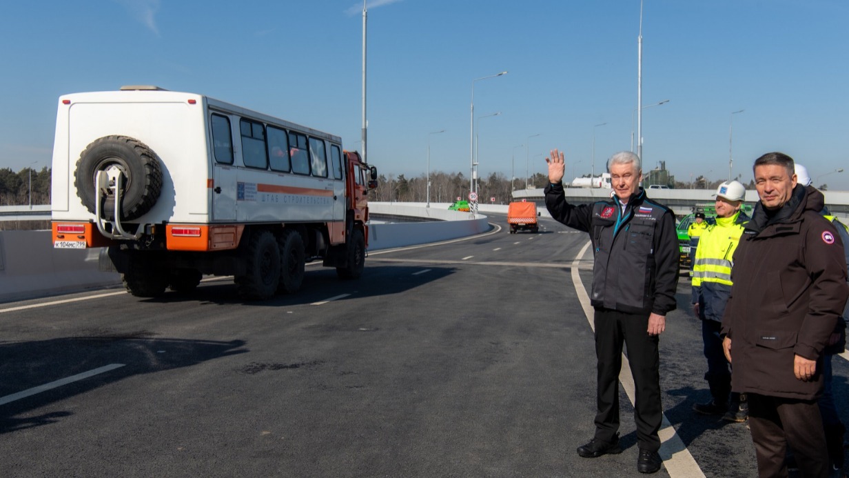 Мэр Москвы Сергей Собянин открывает после реконструкции развязку на пересечении Московской кольцевой автодороги с улицей Верхние Поля — всего до 2026 года в ТиНАО будет построено почти 100 километров новых дорог