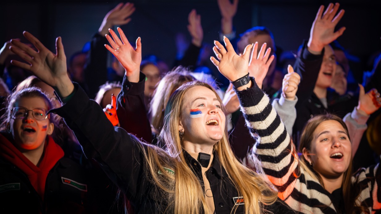 Молодые жители Запорожской области отмечают День народного единства