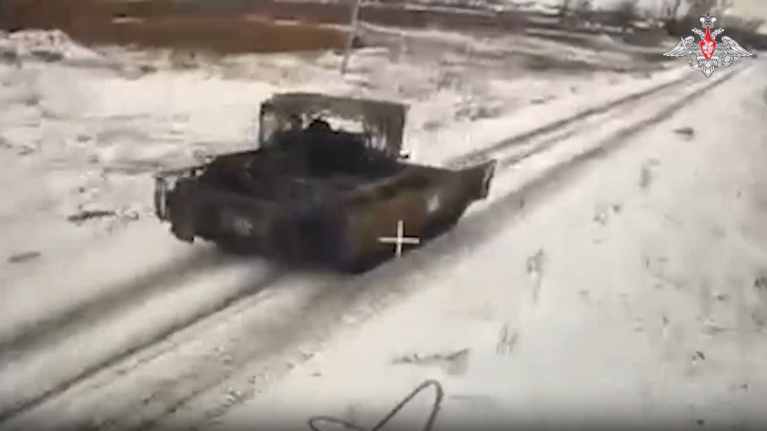 МО РФ опубликовало кадры, на которых жжет украинскую технику в курском приграничье