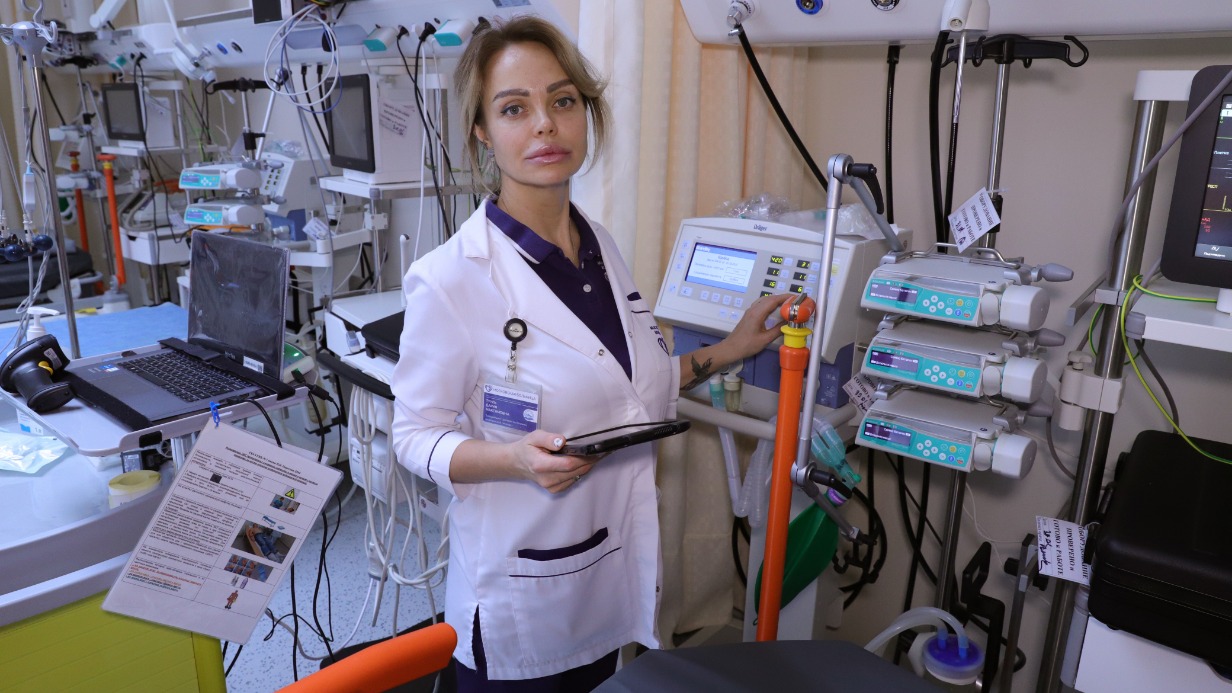 Заведующая Центром экстренной медпомощи Дария Тууль в противошоковом отделении флагманского центра Первой Градской больницы — все врачи и медсестры флагманских центров проходят обучение в Кадровом центре