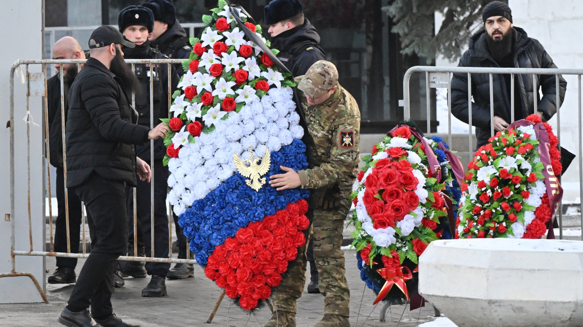 Похороны основателя батальона «АрБат» Саркисяна проходят на Троекуровском кладбище