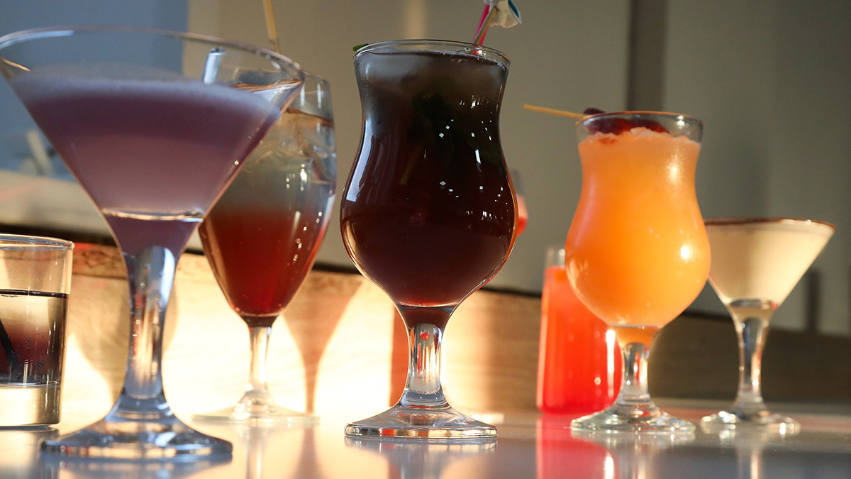 Американка нашла в коктейле змею и получила хвостом по лбу