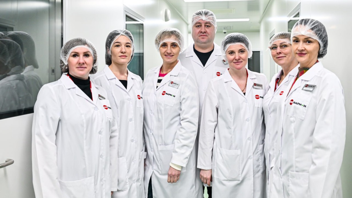 Сотрудники фармацевтического завода «Велфарм-М»