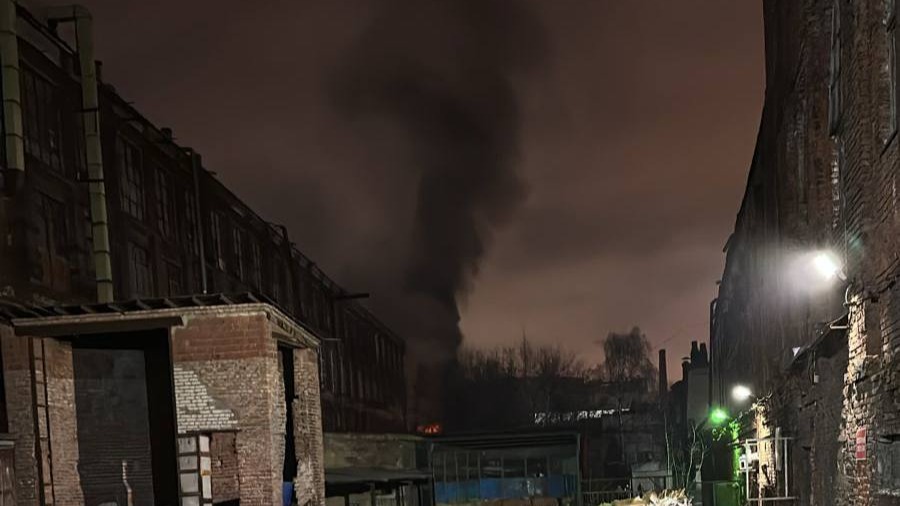 Очевидцы рассказали, как покинули горящее здание Электрозавода с помощью стремянки