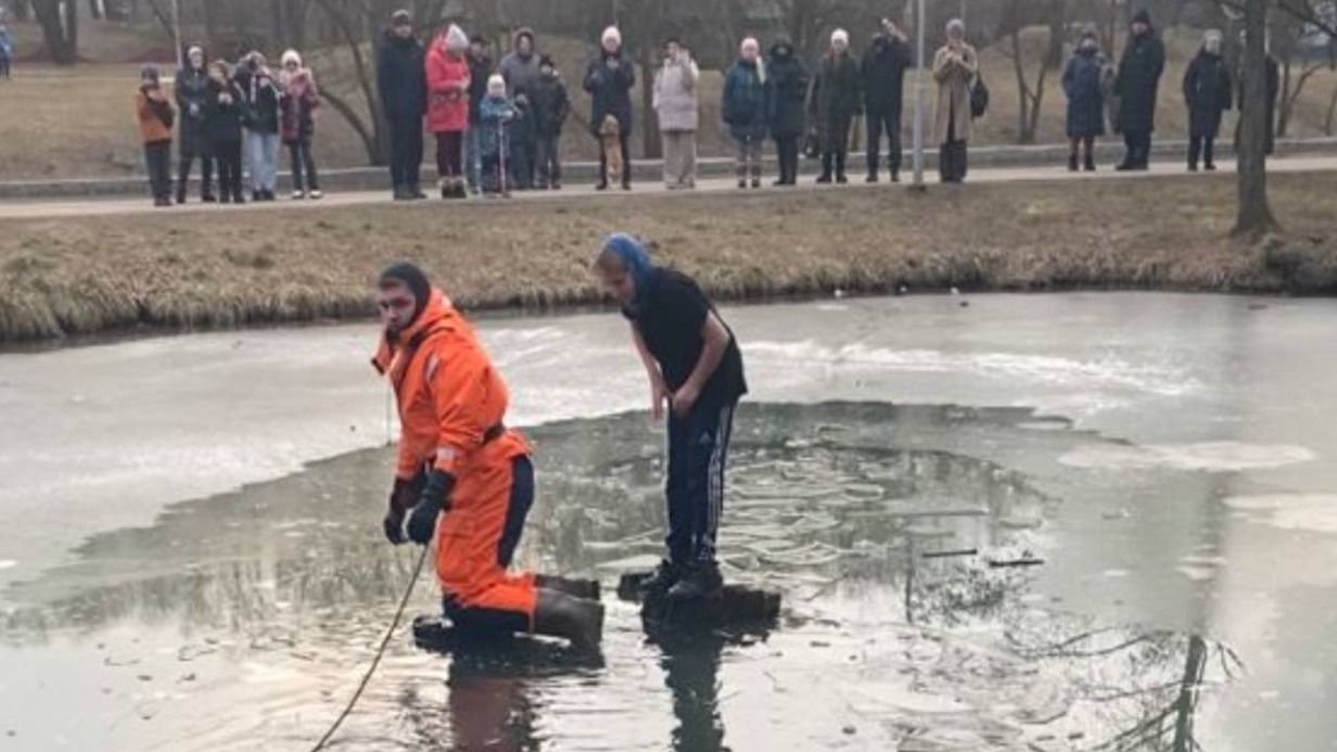 Кадры спасения мальчика посреди реки Битцы в Москве