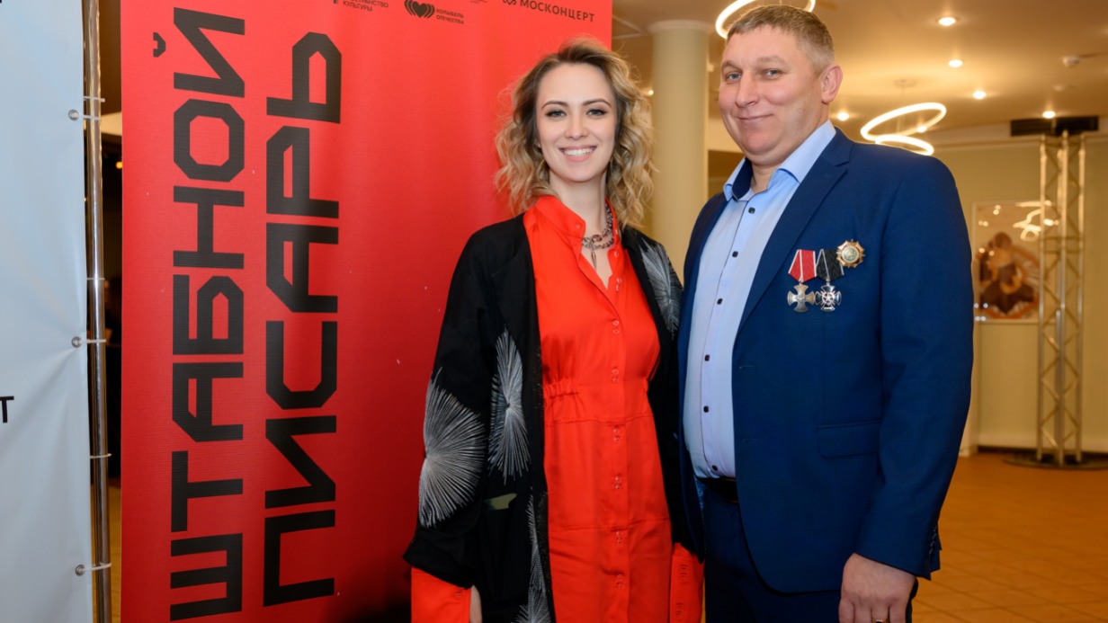 Режиссер Мария Тихонова и участник СВО Николай Чернобровкин на премьере спектакля «Штабной писарь»